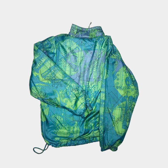 Craquez pour ce coupe-vent Nike imprimé vintage des années 90, avec des nuances de verts. Cette veste est parfaite pour tous les fans de style retro !