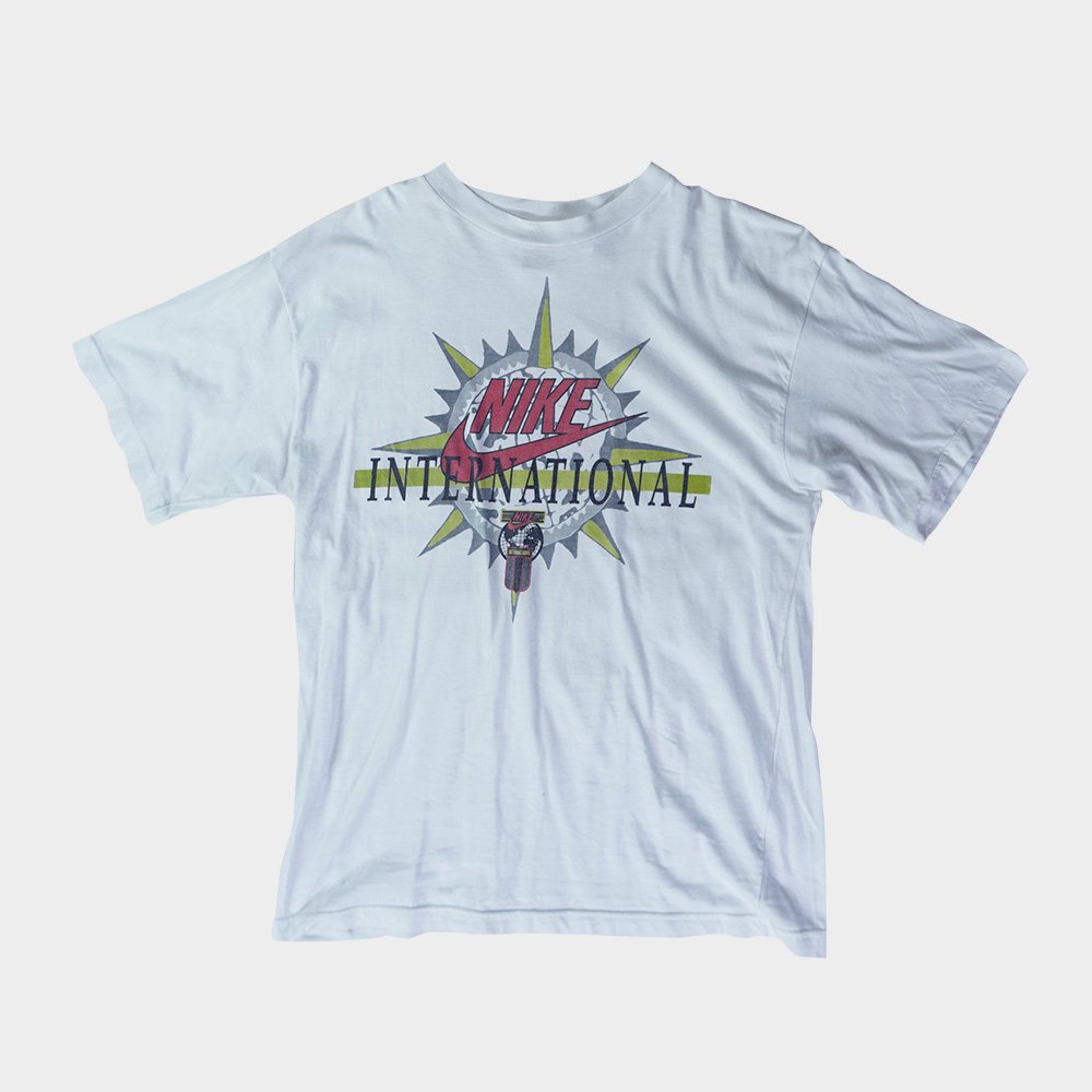 T-shirt Nike International imprimé blanc vintage, logo rétro sur le devant, coupe droite, coton doux, taille S