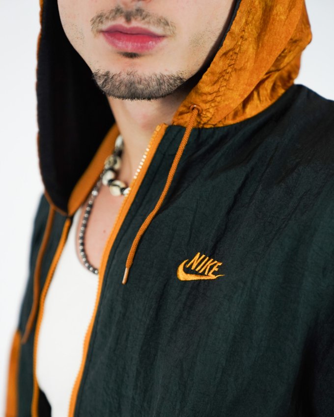 Veste vintage Nike Internationale orange et grise à capuche, logo brodé dans le dos