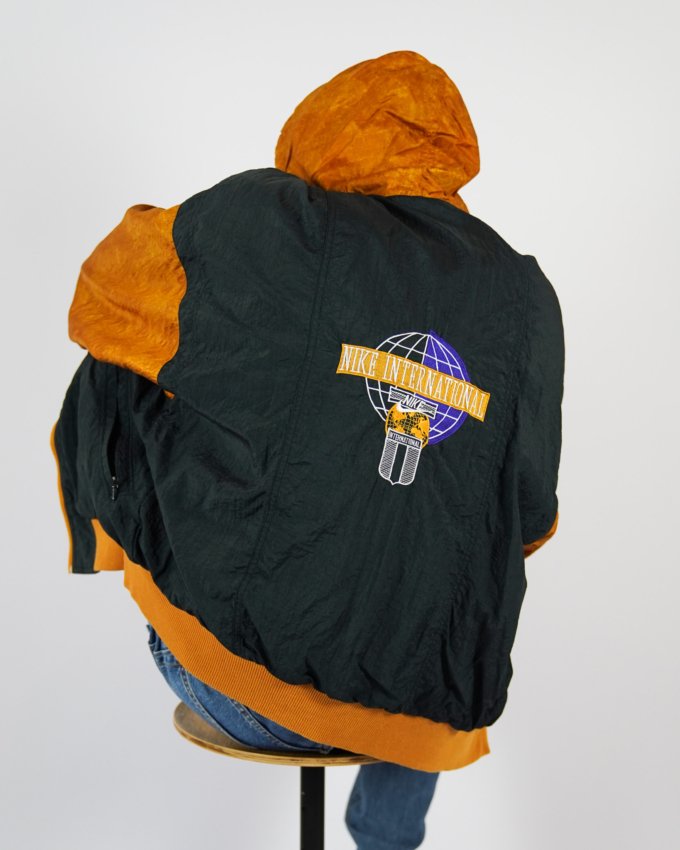 Veste vintage Nike Internationale orange et grise à capuche, logo brodé dans le dos