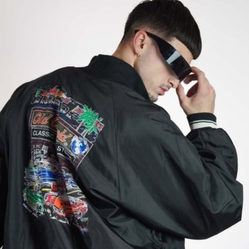 Bomber racing noir imprimé – veste vintage avec graphisme racing, bords-côtes contrastés, fermeture à pression