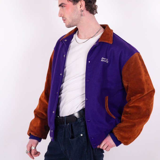 Bomber Varsity Hard Rock Café New Orleans en laine violet et manches cuir camel, broderie "Love all Serve all" et patch logo emblématique - face