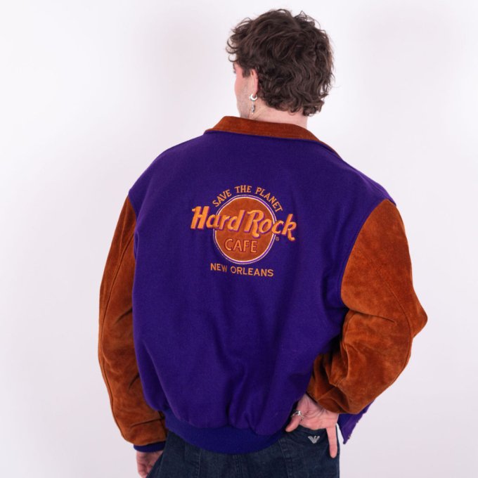 Bomber Varsity Hard Rock Café New Orleans en laine violet et manches cuir camel, broderie "Love all Serve all" et patch logo emblématique - logo arrière