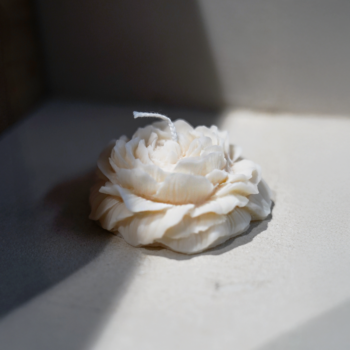 Bougie parfumée cire de Colza naturelle et végétale - fleur blanche en relief