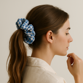 Chouchou upcyclé Maison Gaudy en tissu vichy bleu et blanc, confectionné à la main en France, présenté sur fond neutre