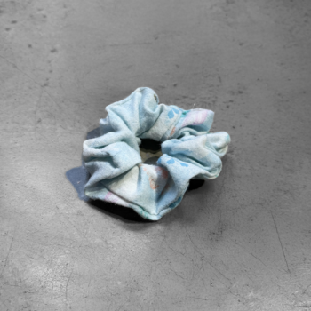 Chouchou Azur en tissu upcyclé (coton), confection Maison Gaudy.