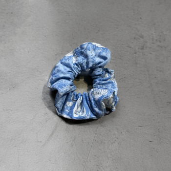 Chouchou inspiration toile de jouy en tissu upcyclé (coton), confection Maison Gaudy.