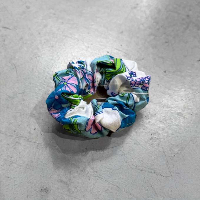 Chouchou Flora en tissu upcyclé (coton), confection Maison Gaudy.