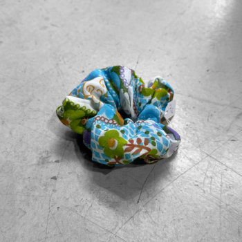 Chouchou Lilwen en tissu upcyclé, confection Maison Gaudy.