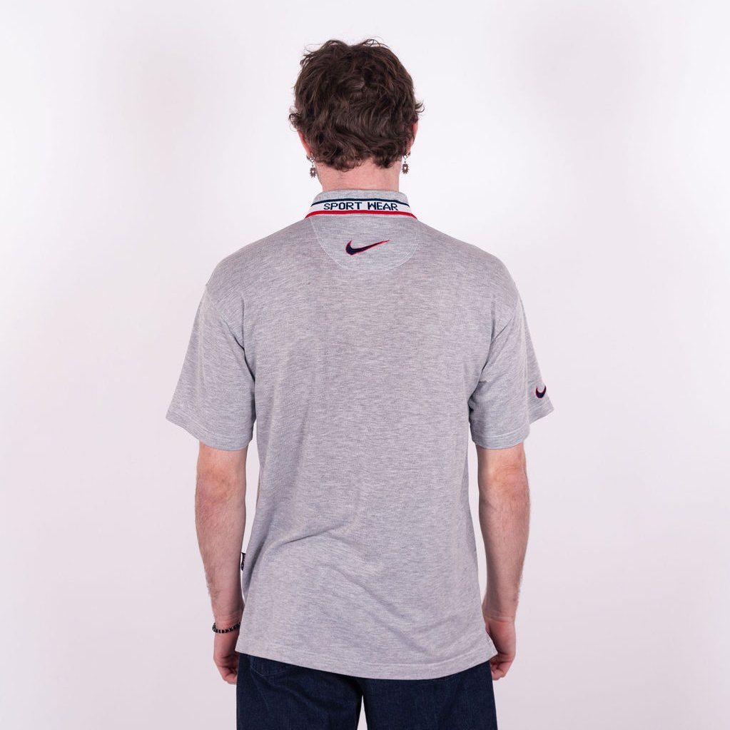Polo Nike vintage des années 90 en gris avec quadrillage graphique, col liseré blanc sport wear, swoosh bicolore brodé et motif Nike répété -dos