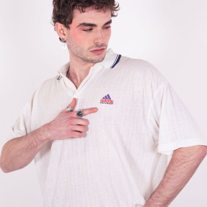 Polo vintage Adidas Equipment blanc crème avec liseré bleu sur le col, tissu épais en coton, logo brodé bleu et rouge, coupe oversize - face