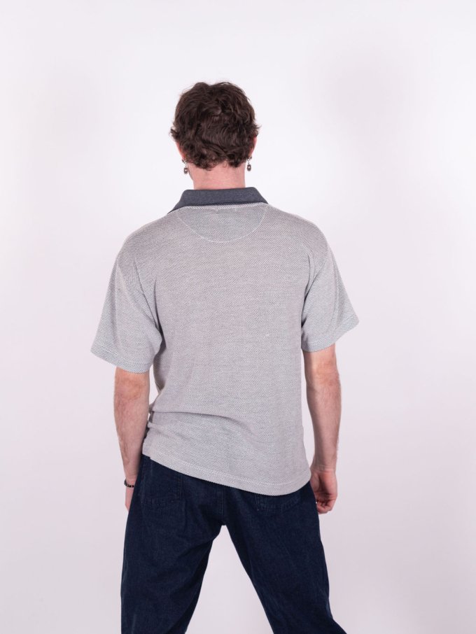 Polo vintage Nike des années 90 en coton épais avec swoosh brodé en fil gris, col en gris anthracite et motif tartan écossais sur la doublure d'ouverture - dos