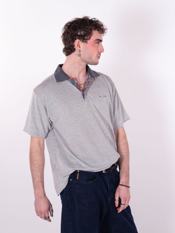 Polo vintage Nike des années 90 en coton épais avec swoosh brodé en fil gris, col en gris anthracite et motif tartan écossais sur la doublure d'ouverture - profil