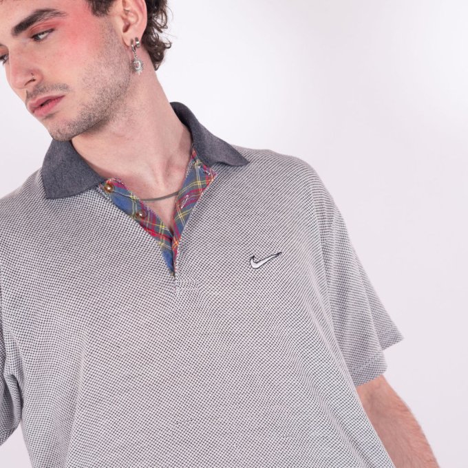 Polo vintage Nike des années 90 en coton épais avec swoosh brodé en fil gris, col en gris anthracite et motif tartan écossais sur la doublure d'ouverture - détails logo