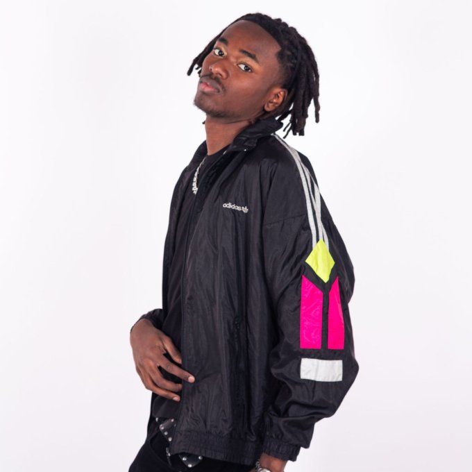 Veste Adidas vintage noire avec bandes blanches et empiècements rose fluo et jaune – Années 90
