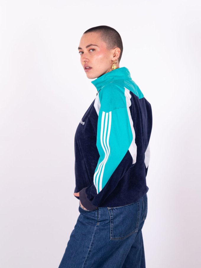 Veste Adidas vintage bleue, turquoise et blanche en peau de pêche avec bandes en relief et logo brodé années 80 - profil