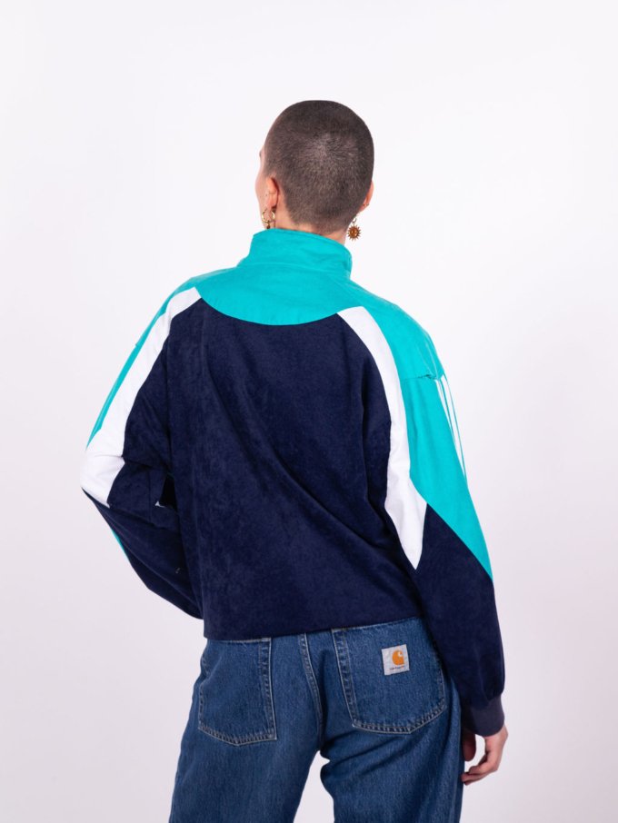 Veste Adidas vintage bleue, turquoise et blanche en peau de pêche avec bandes en relief et logo brodé années 80 - dos