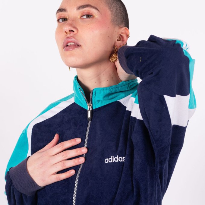 Veste Adidas vintage bleue, turquoise et blanche en peau de pêche avec bandes en relief et logo brodé années 80 - détail avant