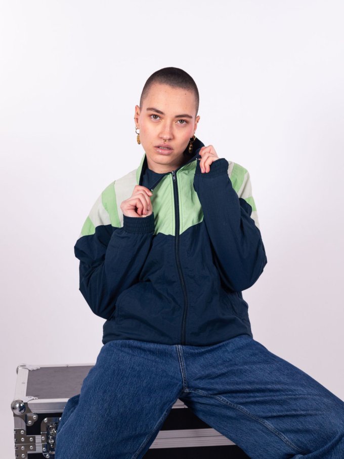 Veste Adidas vintage bleue, verte et blanche avec logo brodé vert et coupe fluide oversize - face