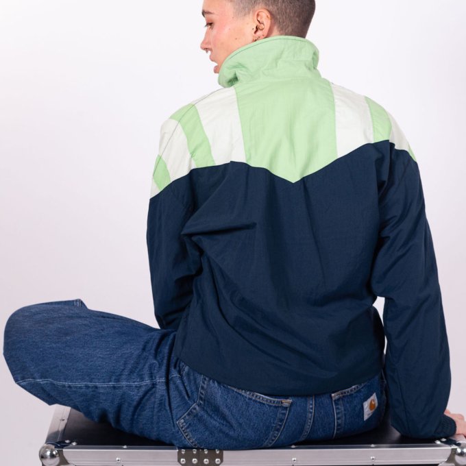 Veste Adidas vintage bleue, verte et blanche avec logo brodé vert et coupe fluide oversize - dos