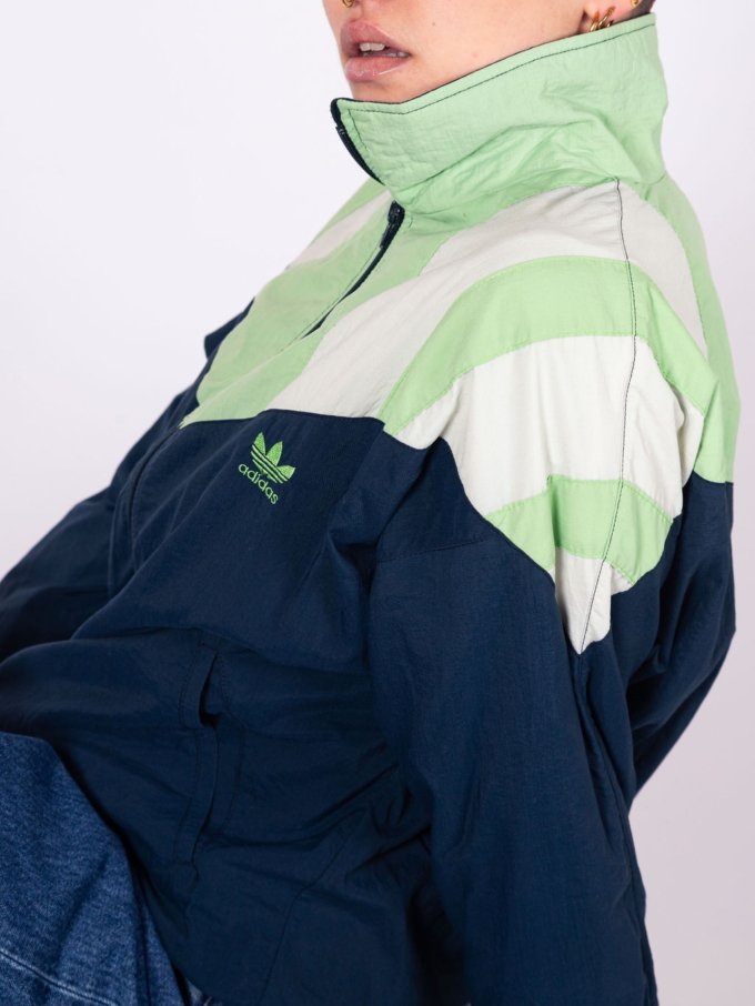 Veste Adidas vintage bleue, verte et blanche avec logo brodé vert et coupe fluide oversize - détail logo brodé