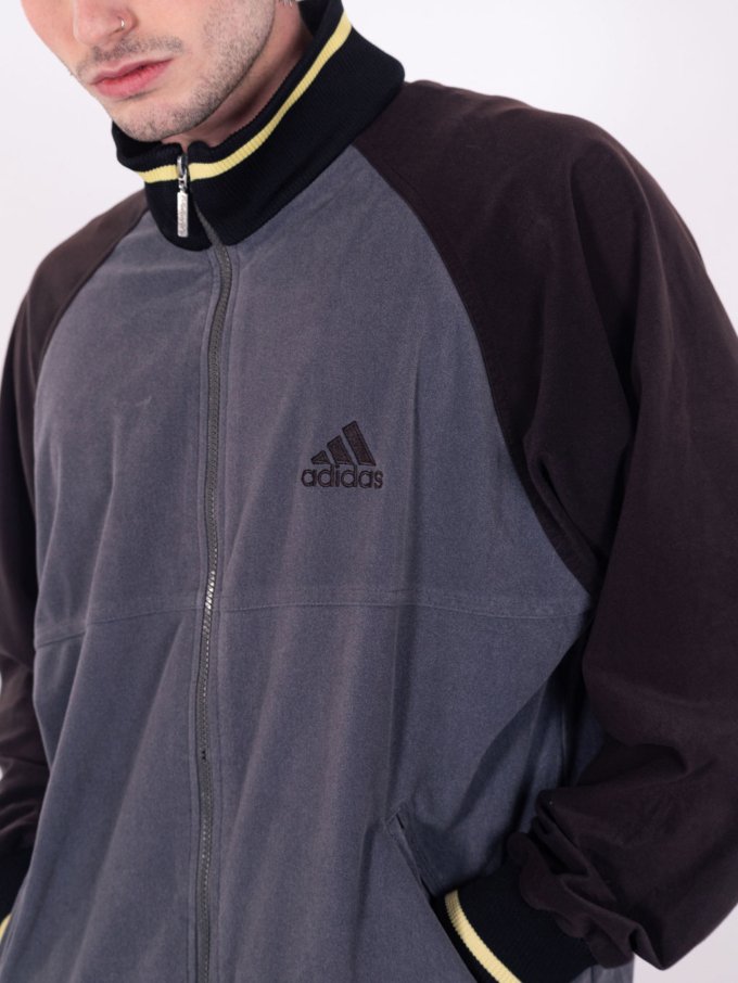 Veste Adidas vintage grise et noire en peau de pêche, logo brodé dans le dos - détail logo avant