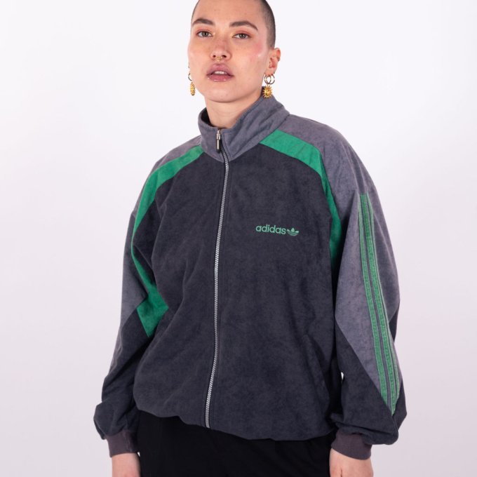 Veste Adidas vintage en peau de pêche grise et verte avec bandes vertes et logo Trefoil brodé - face