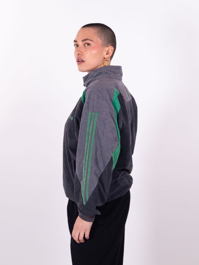 Veste Adidas vintage en peau de pêche grise et verte avec bandes vertes et logo Trefoil brodé - profil