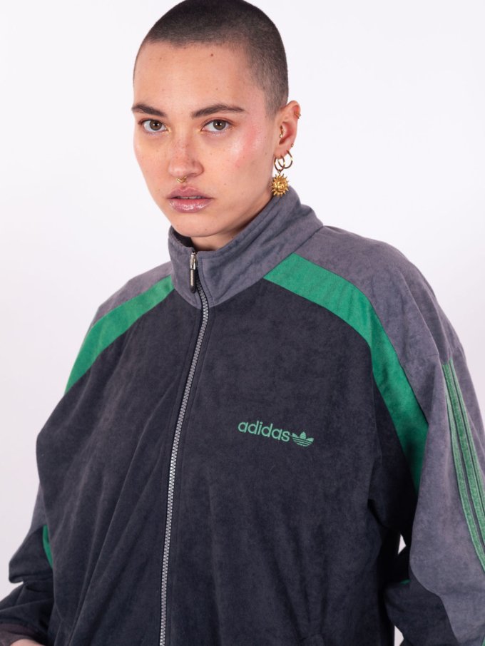 Veste Adidas vintage en peau de pêche grise et verte avec bandes vertes et logo Trefoil brodé - détails logo avant