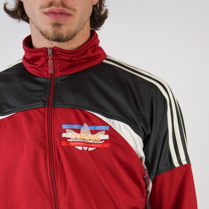 Veste Adidas vintage rouge, grise et blanche avec grand logo Trefoil brodé - détails logo avant