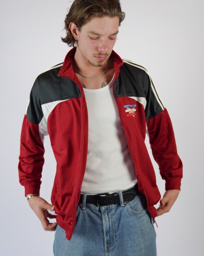 Veste Adidas vintage rouge, grise et blanche avec grand logo Trefoil brodé - face