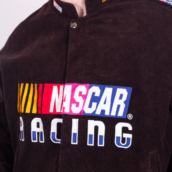 Veste bomber NASCAR vintage marron avec patchs brodés Racing - détail patch avant