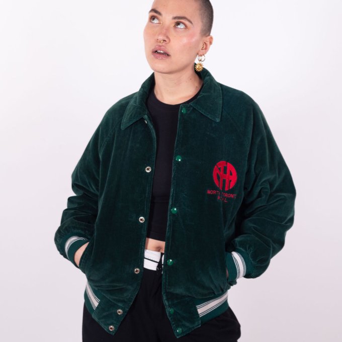 este bomber vintage en velours vert côtelé avec broderie "NORTH TORONTO M.T.H.L" - face