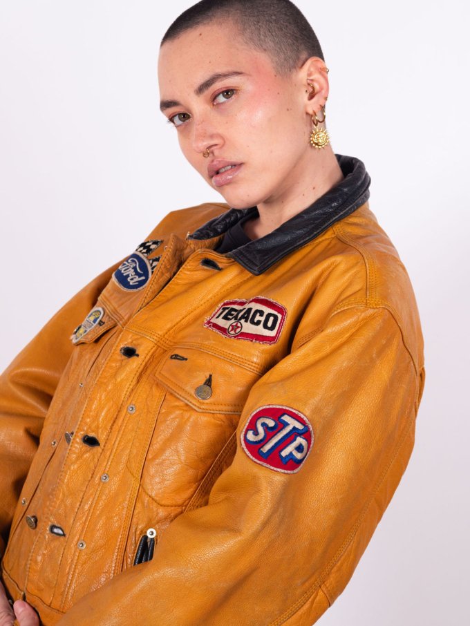 Veste vintage Diesel en cuir camel des années 80 avec patchs brodés et pin’s sur le col