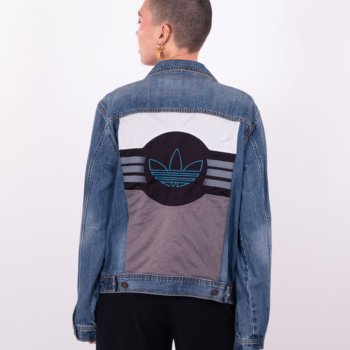Veste en jeans upcycling Adidas grise blanche et logo bleu