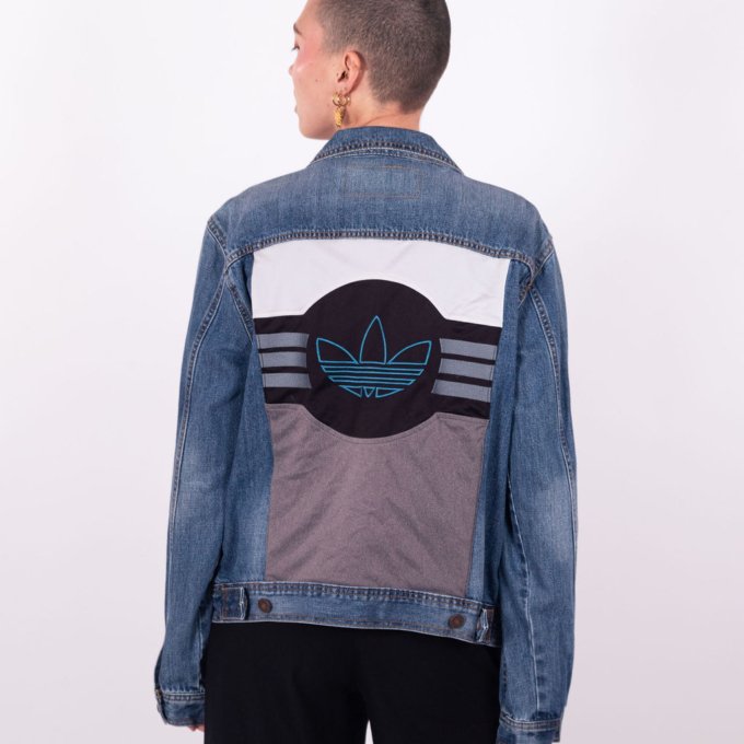 Veste en jeans upcycling Adidas grise blanche et logo bleu