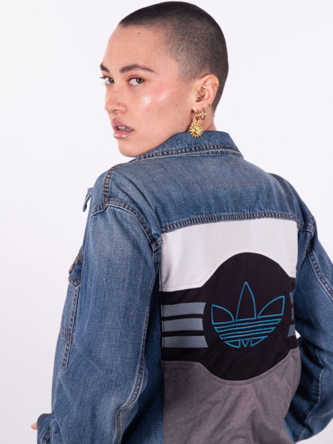 Veste en jeans upcycling Adidas grise blanche et logo bleu
