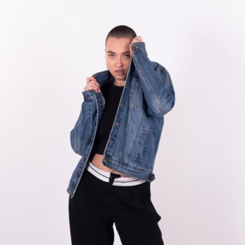 Veste en jeans upcycling Adidas grise blanche et logo bleu