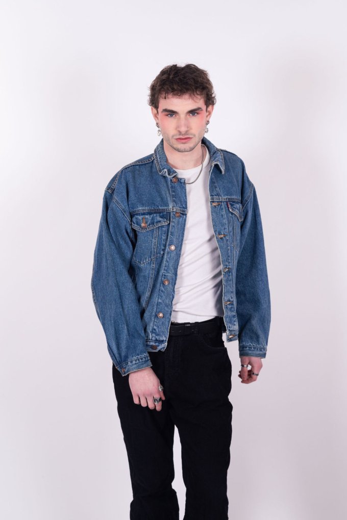 Veste en jeans upcycling Adidas blanche et jaune