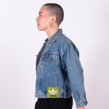 Veste en jeans upcycling Adidas verte, blanche, jaune et bordeaux