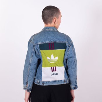 Veste en jeans upcycling Adidas verte, blanche, jaune et bordeaux