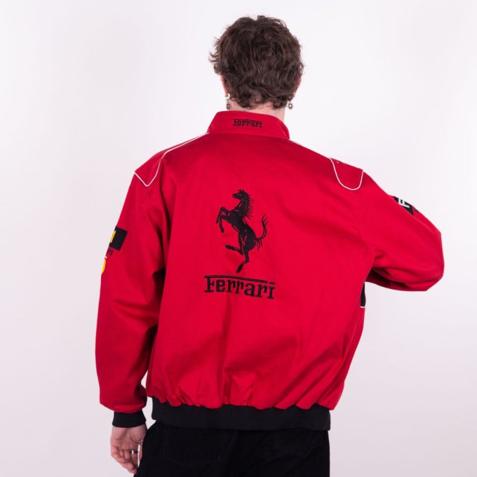 Veste Ferrari vintage rouge et noire signée JH Design avec logos brodés Puma, UPS, Scuderia et Bridgestone, cheval Ferrari bordé en noir au dos - dos