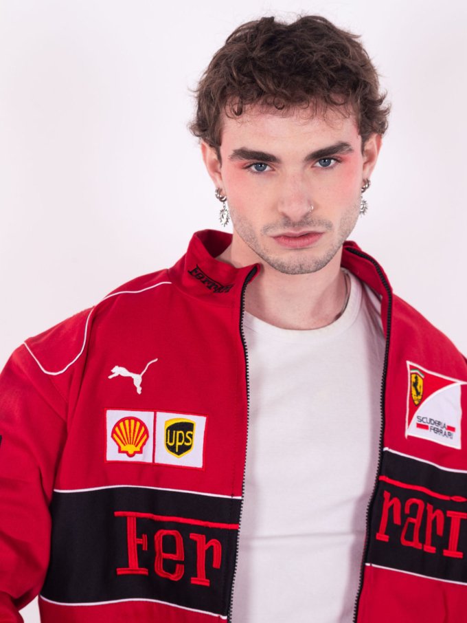 Veste Ferrari vintage rouge et noire signée JH Design avec logos brodés Puma, UPS, Scuderia et Bridgestone, cheval Ferrari bordé en noir au dos - détails avant