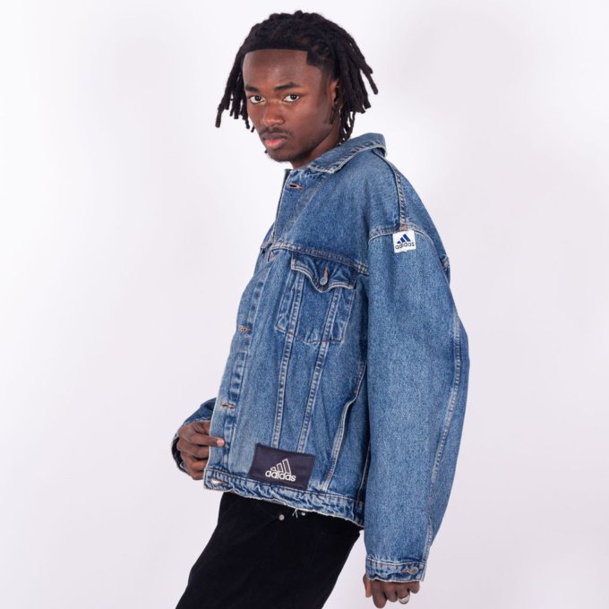 Veste en jean Adidas upcyclée, bleu et blanc, avec logo brodé dans le dos - profil