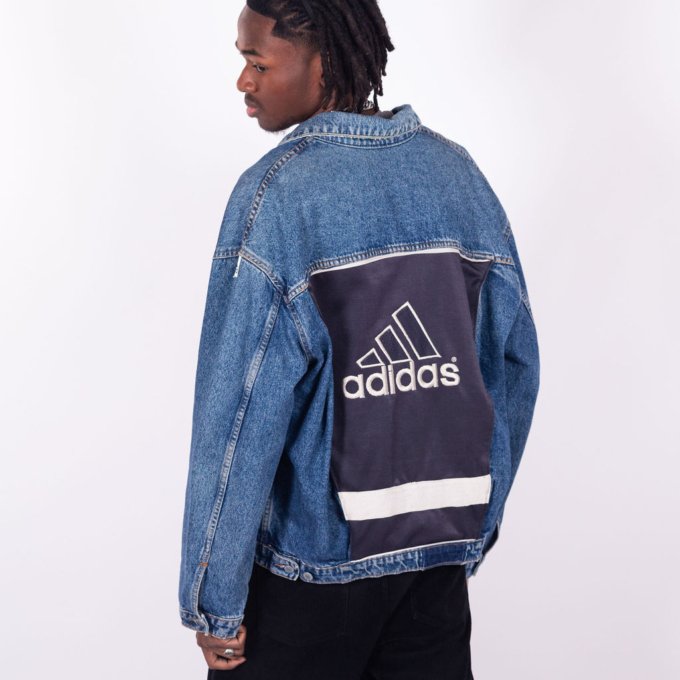 Veste en jean Adidas upcyclée, bleu et blanc, avec logo brodé dans le dos - dos