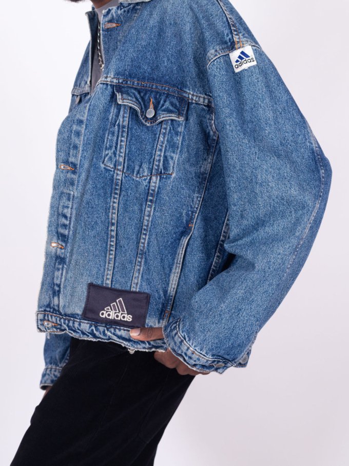 Veste en jean Adidas upcyclée, bleu et blanc, avec logo brodé dans le dos - détail patch avant