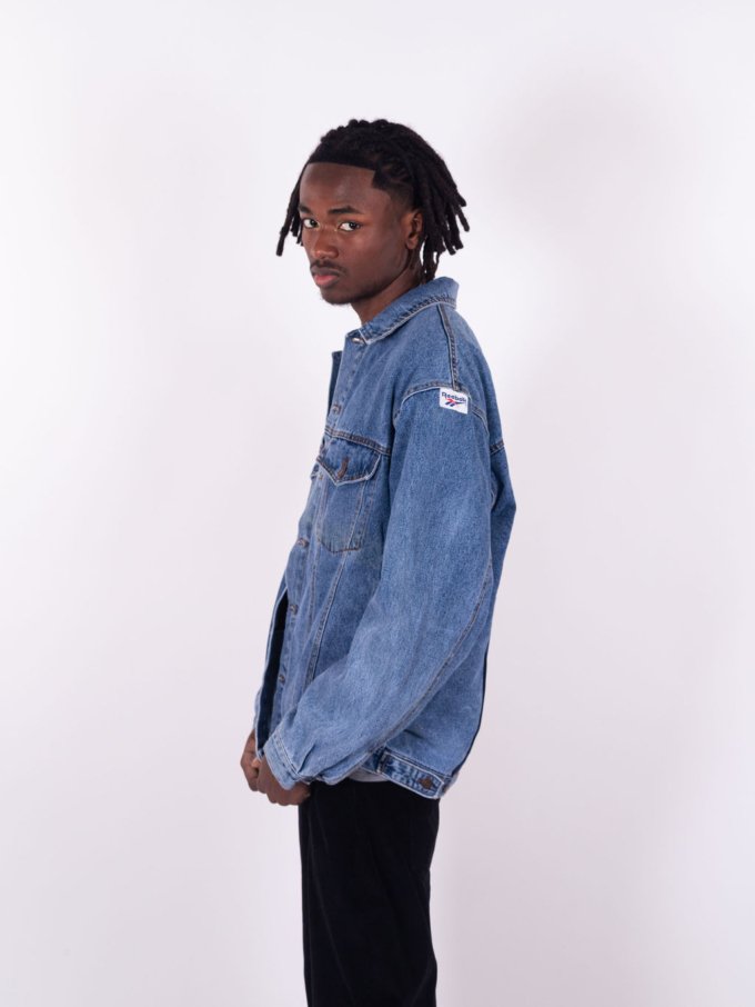 Veste en jean Reebok upcyclée bleu classique avec logo brodé - profil