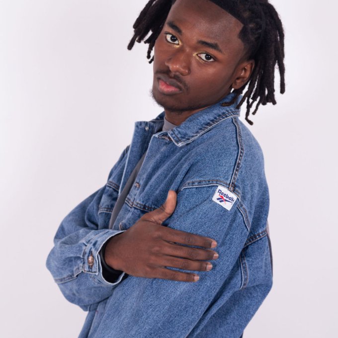 Veste en jean Reebok upcyclée bleu classique avec logo brodé - détail patch manche