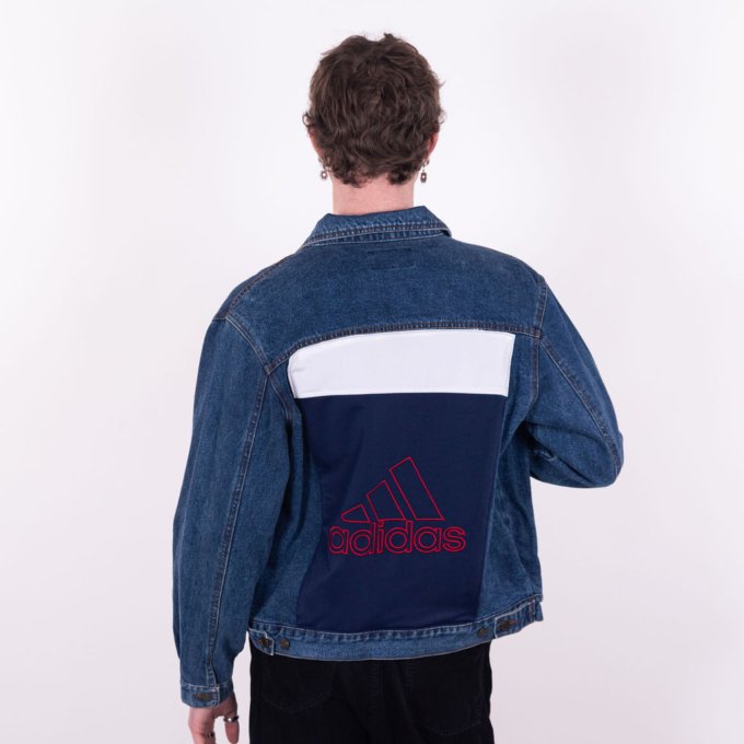 Veste en jeans upcycling Adidas bleu blanc rouge avec logo brodé - dos