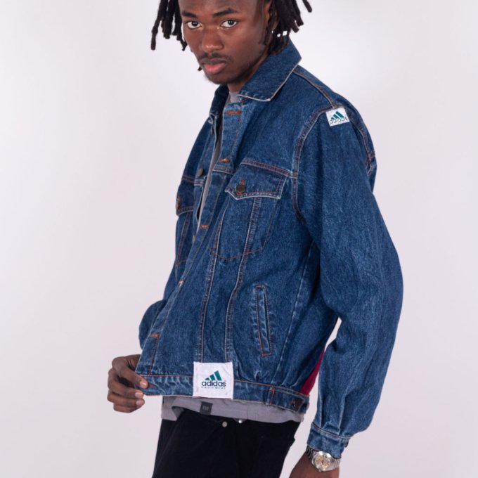 Veste en jeans upcyclée Adidas Equipment bordeaux et bleu marine avec logo brodé - face logo bas